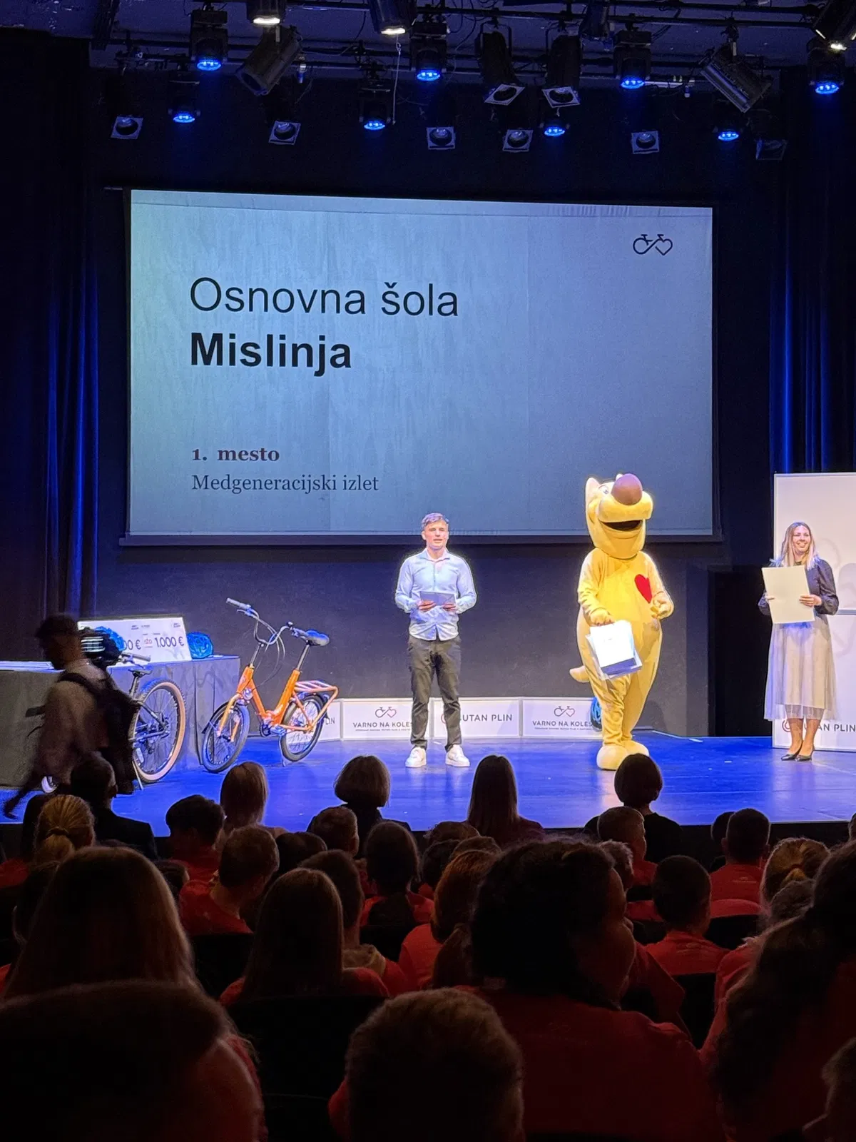 OŠ Mislinja prejela nagrado Varno na kolesu za najboljšo izvedbo izleta, posebno priznanje učiteljici OŠ Črna Andreji Fajmut