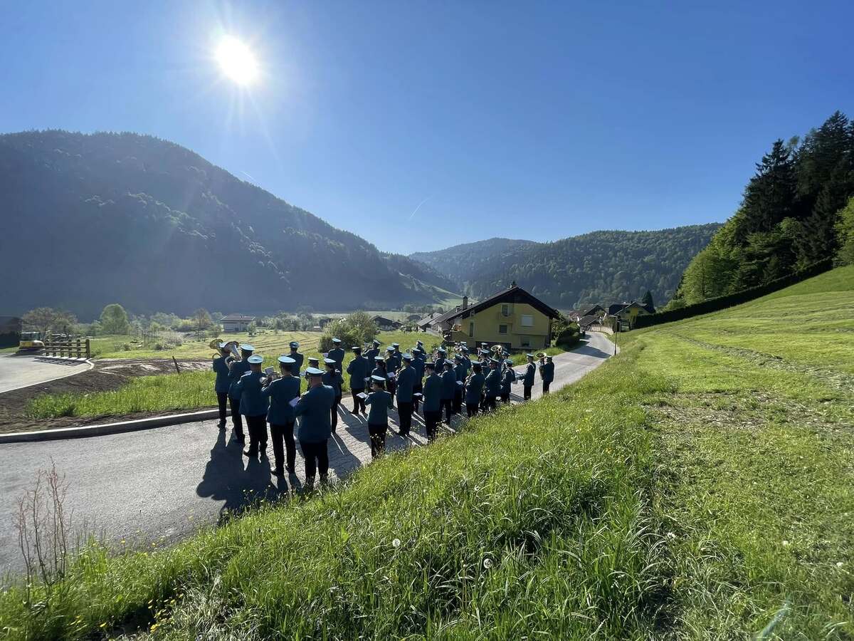 FOTO: Pihalni orkester Železarjev Ravne z budnico prebudil krajanke in krajane Raven na Koroškem