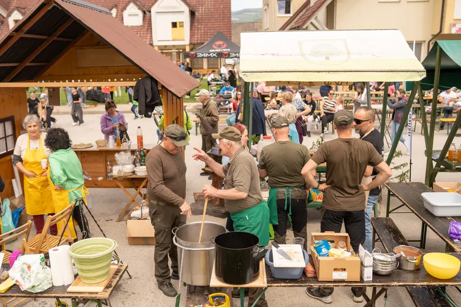 FOTO: Drugi dan Festivala pod Goro so se merile moči kuhanja, moč talenta ter povezovanja ob dobri glasbi