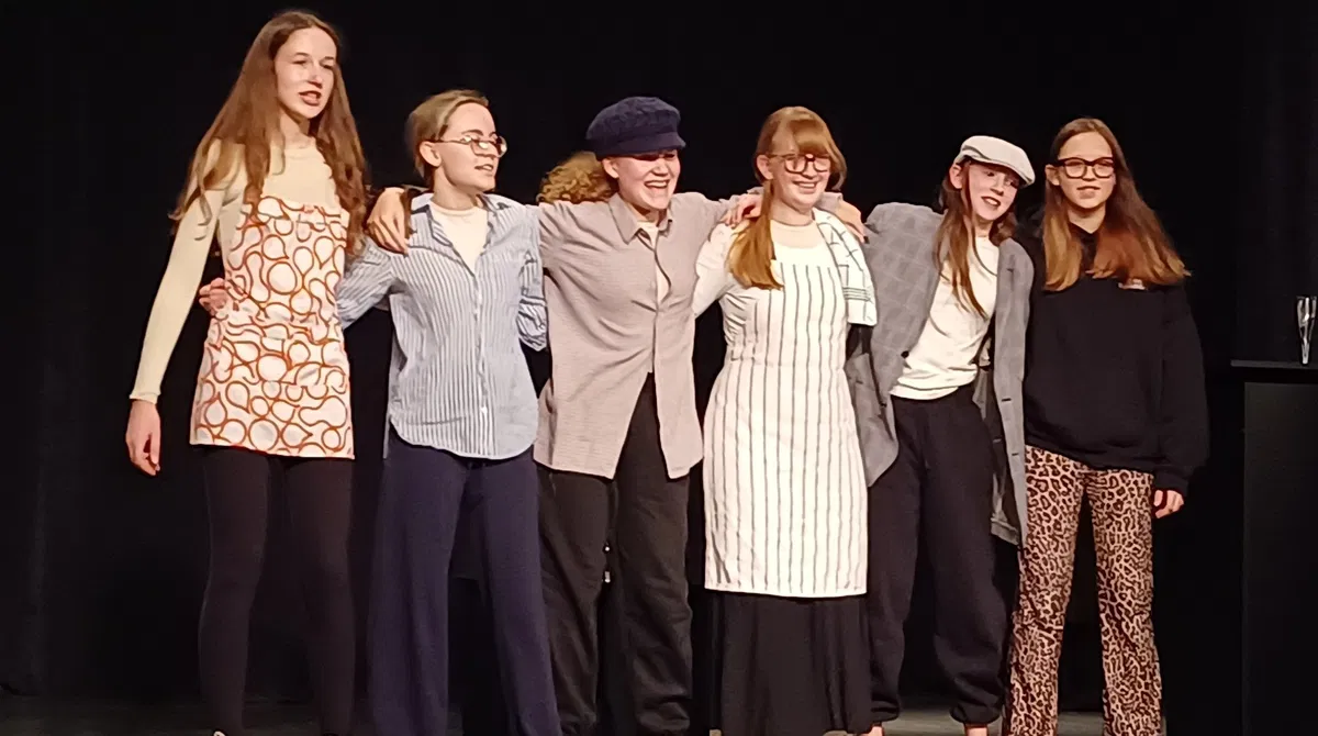 V Galerijo Knjižnice Radlje vas vabijo na gledališko igro z naslovom Neustrašne