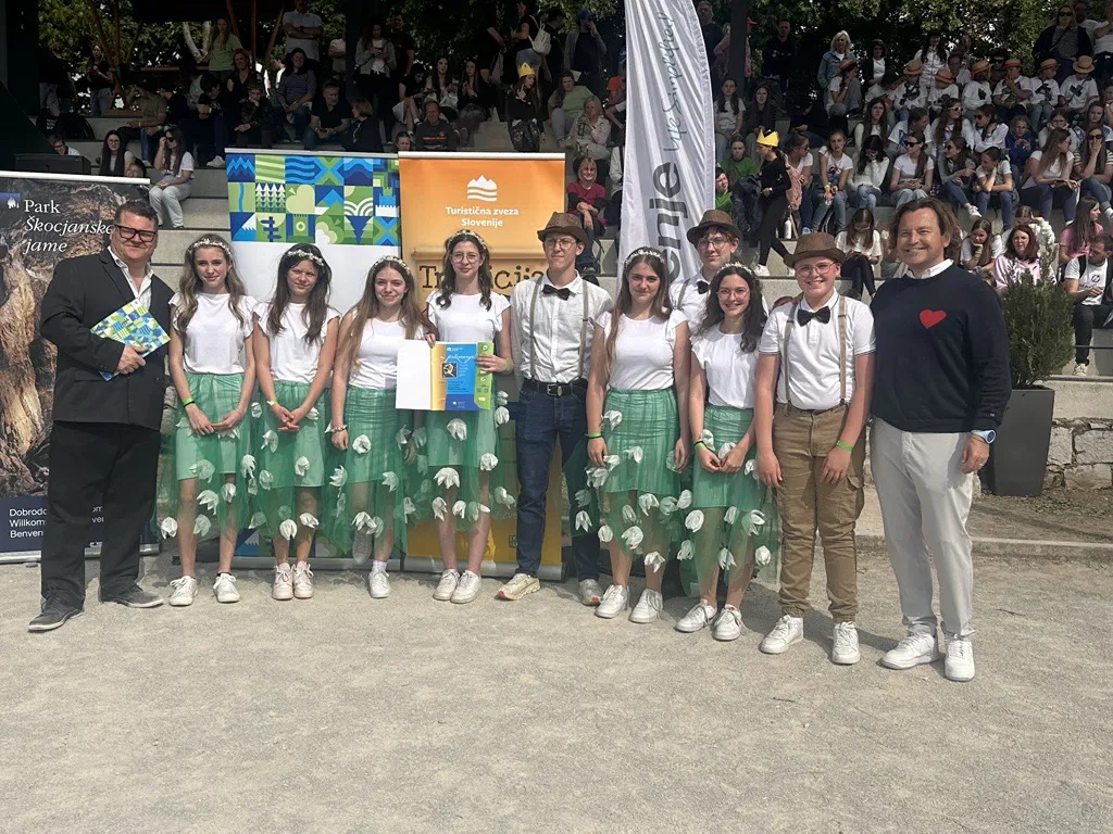 Dve izjemni zgodbi iz šolskih klopi: "Lov na solzice" OŠ Šentjanž in "Flosarcraft" OŠ Radlje ob Dravi tekmujeta in potrebujeta vaš glas