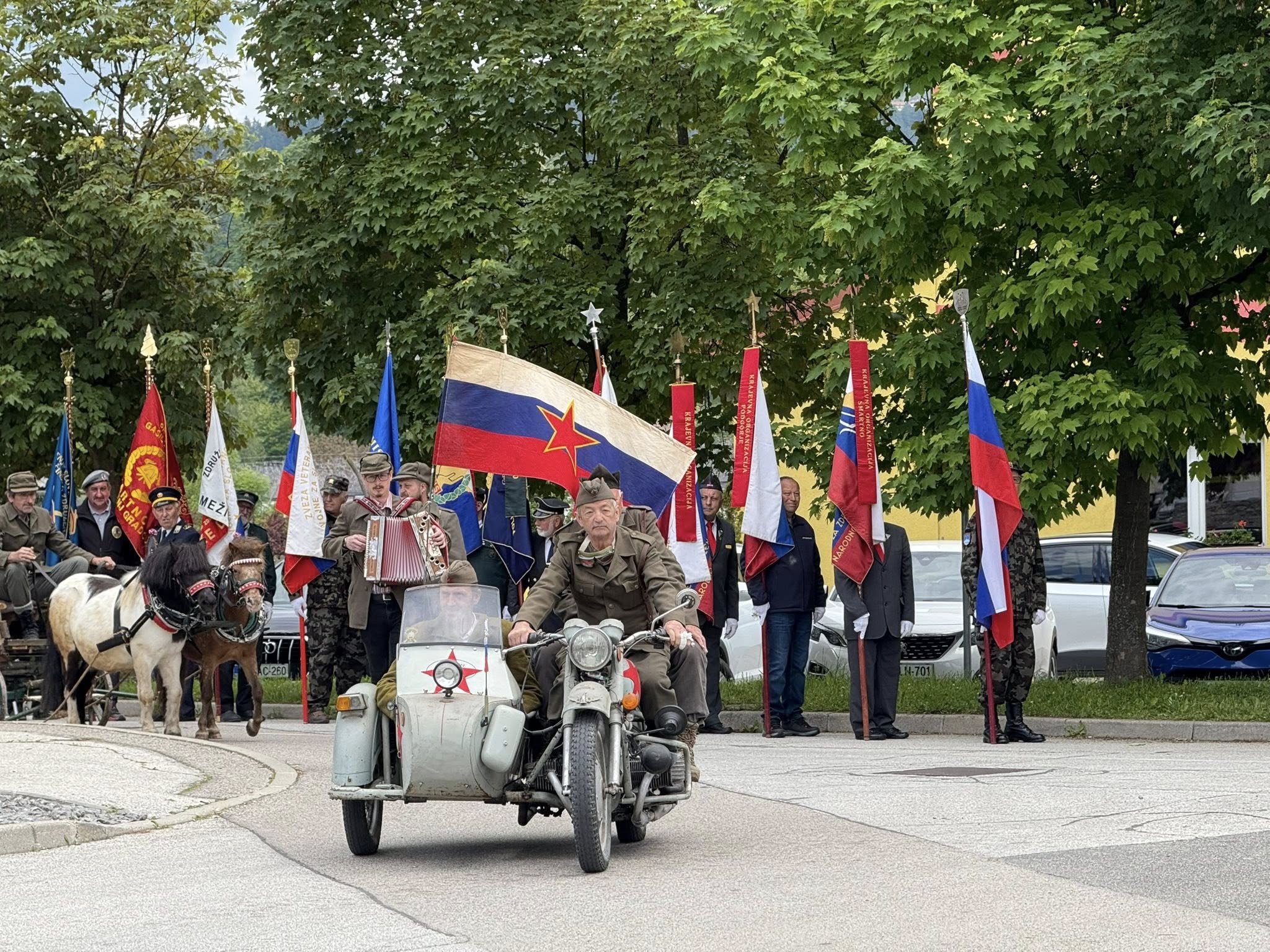 VIDEO in FOTO: Ob 80. obletnici prihoda ranjencev v Šmartno: poklon Paučkovim partizanskim bolnišnicam in neizbrisnemu pogumu