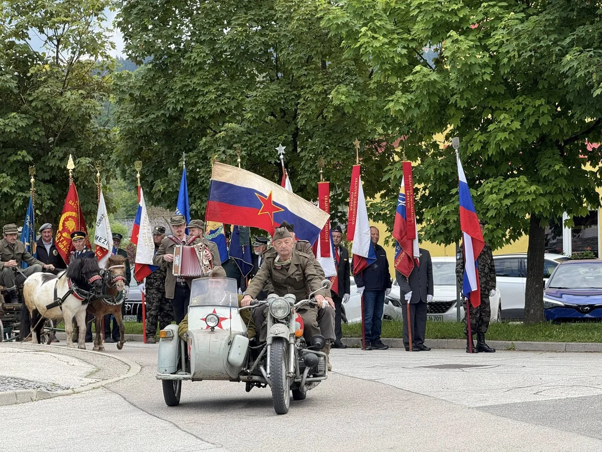 VIDEO in FOTO: Ob 80. obletnici prihoda ranjencev v Šmartno: poklon Paučkovim partizanskim bolnišnicam in neizbrisnemu pogumu