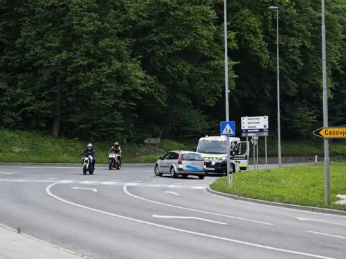 Na Ravnah na prehodu za pešce trčil v kolesarja