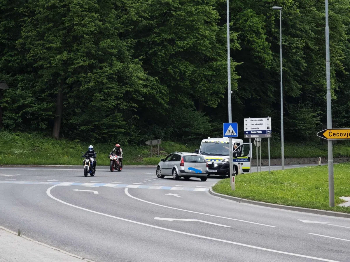 Na Ravnah na prehodu za pešce trčil v kolesarja