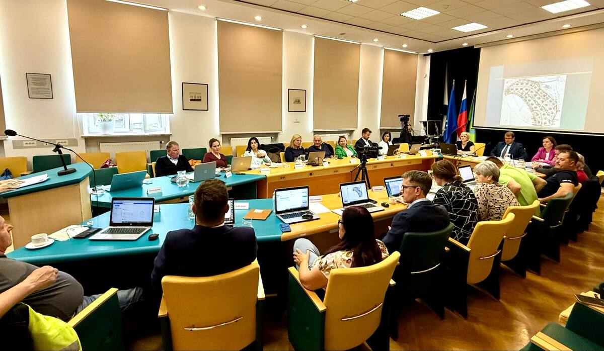 18. redna seja Občinskega sveta Občine Ravne na Koroškem v znamenju potrditve ključnih investicij in razvojnih projektov