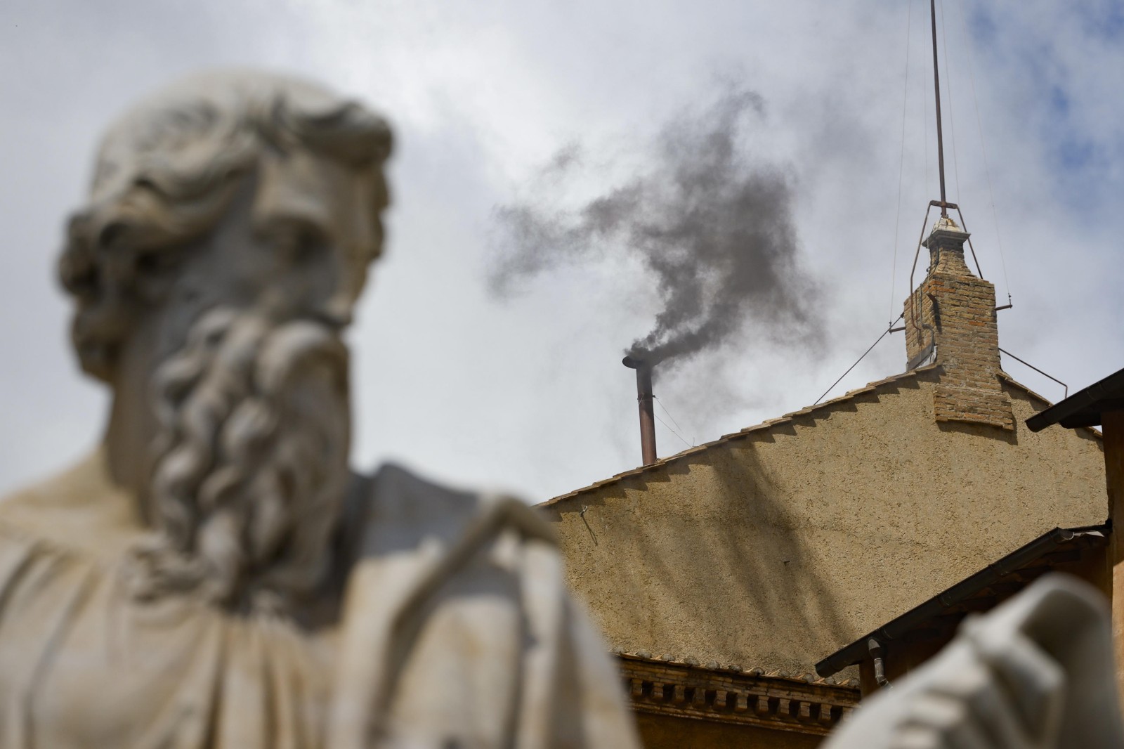 Iz dimnika Sikstinske kapele znova črn dim
