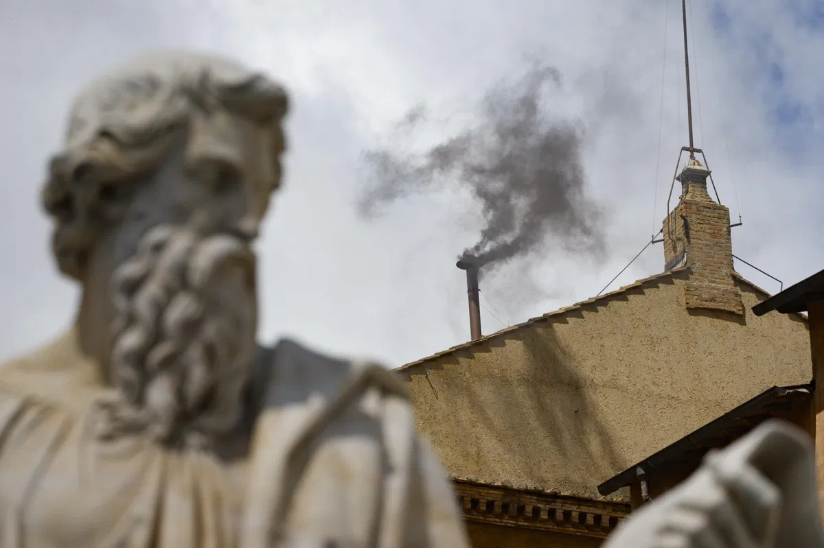 Iz dimnika Sikstinske kapele znova črn dim