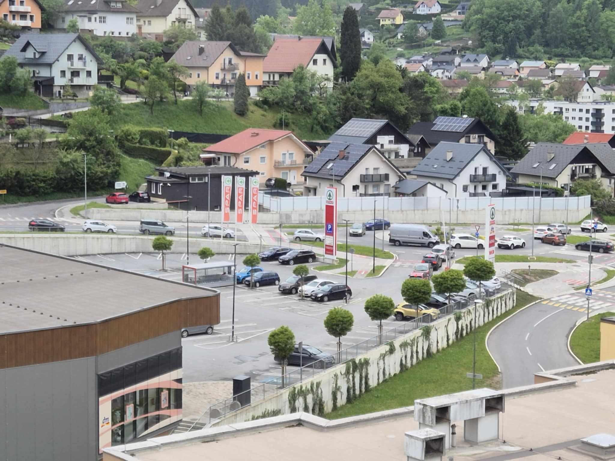 Obvestilo: Na Ravnah zaradi gradbenih del pri Tušu prihaja do zastojev