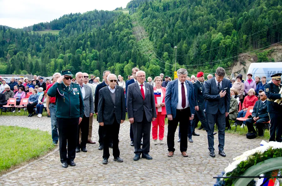 S Poljane pri Prevaljah sporočila o pomenu spominjanja in s pozivi k miru po svetu (FOTO)