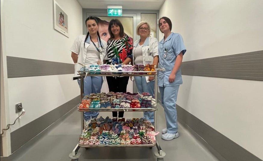 Porodnišnica Slovenj Gradec bogatejša za 250 copatkov za novorojenčke