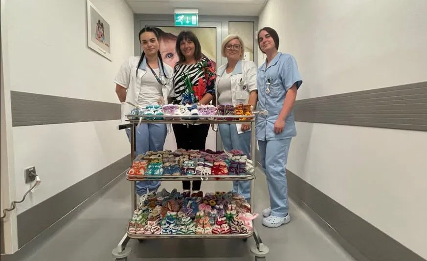 Porodnišnica Slovenj Gradec bogatejša za 250 copatkov za novorojenčke