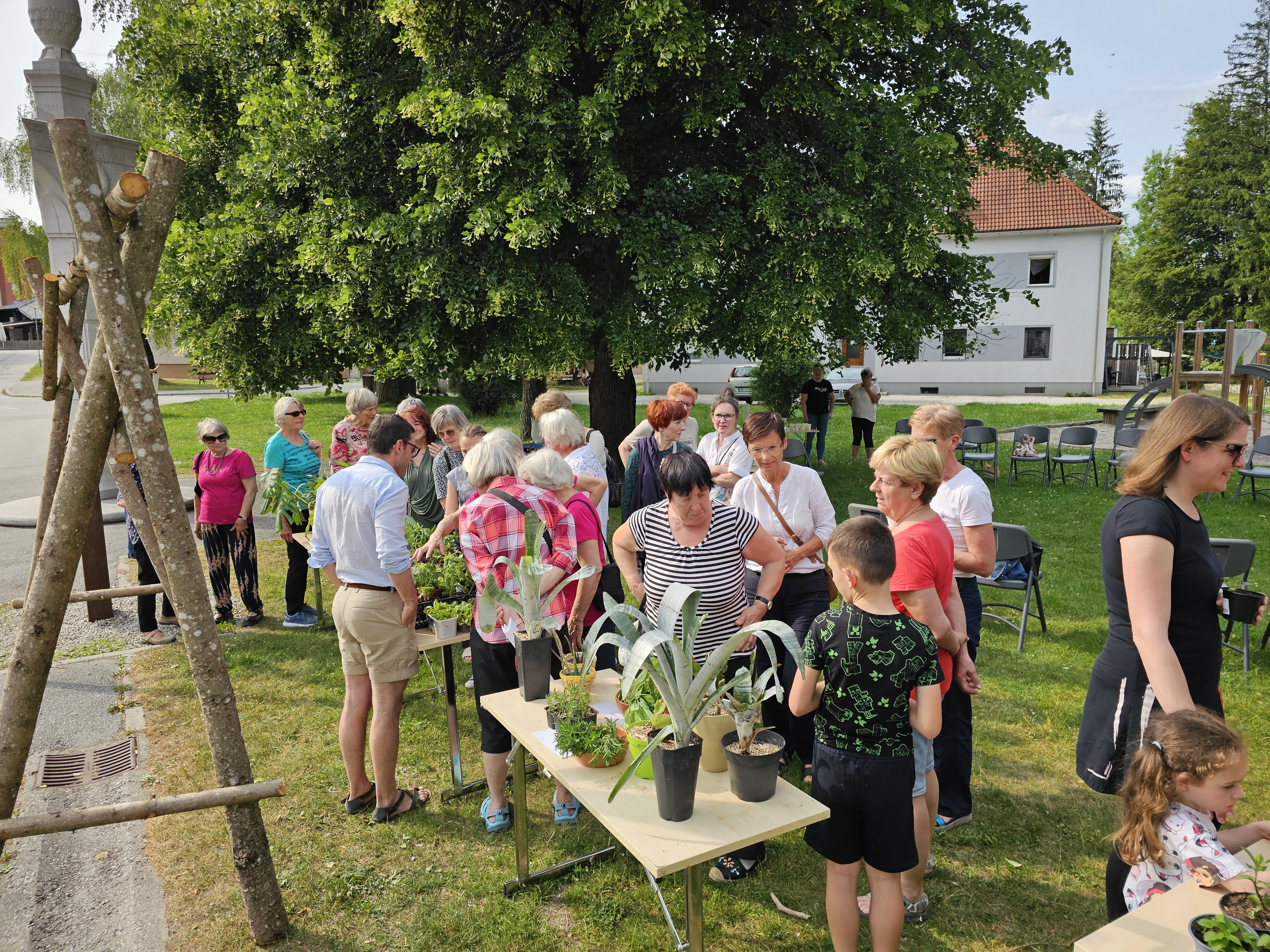 V Mežici so si v Zelenem kotičku izmenjali sobne rastline in uživali v predstavitvi knjige Jana Robina