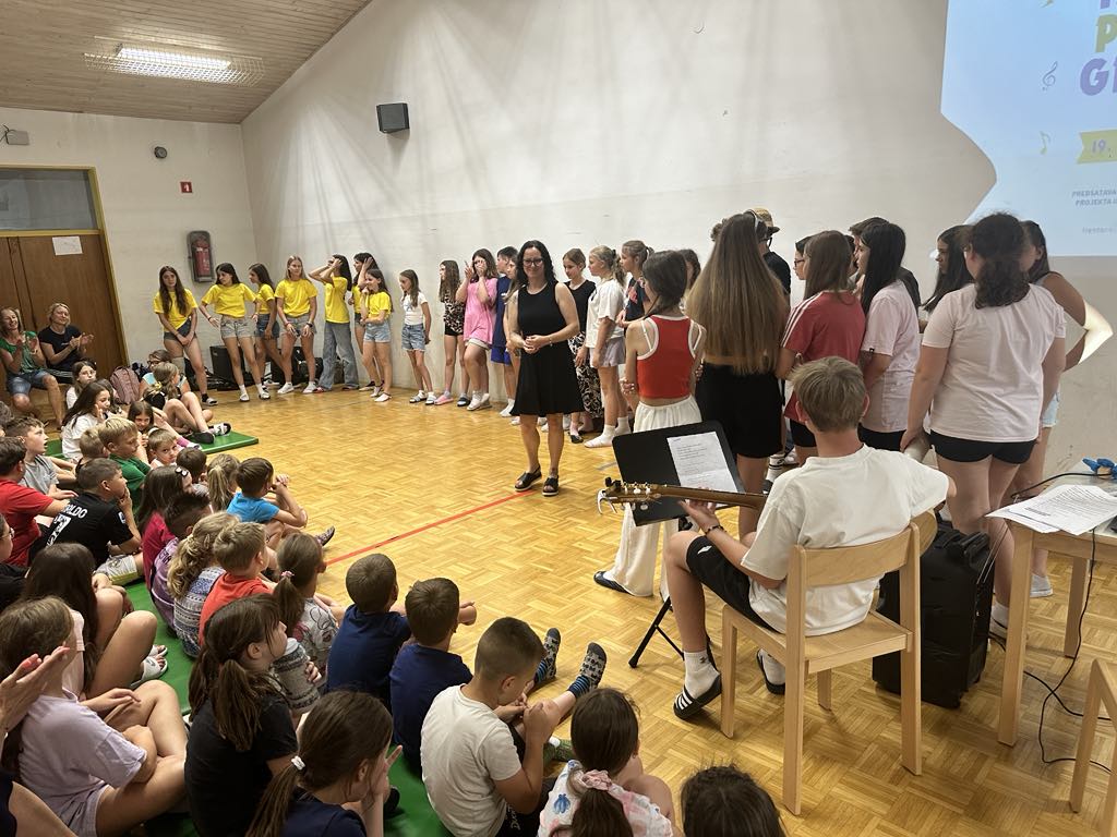 Gledališka predstava Minioni iščejo pravo glasbo navdušila na OŠ Neznanih talcev Dravograd