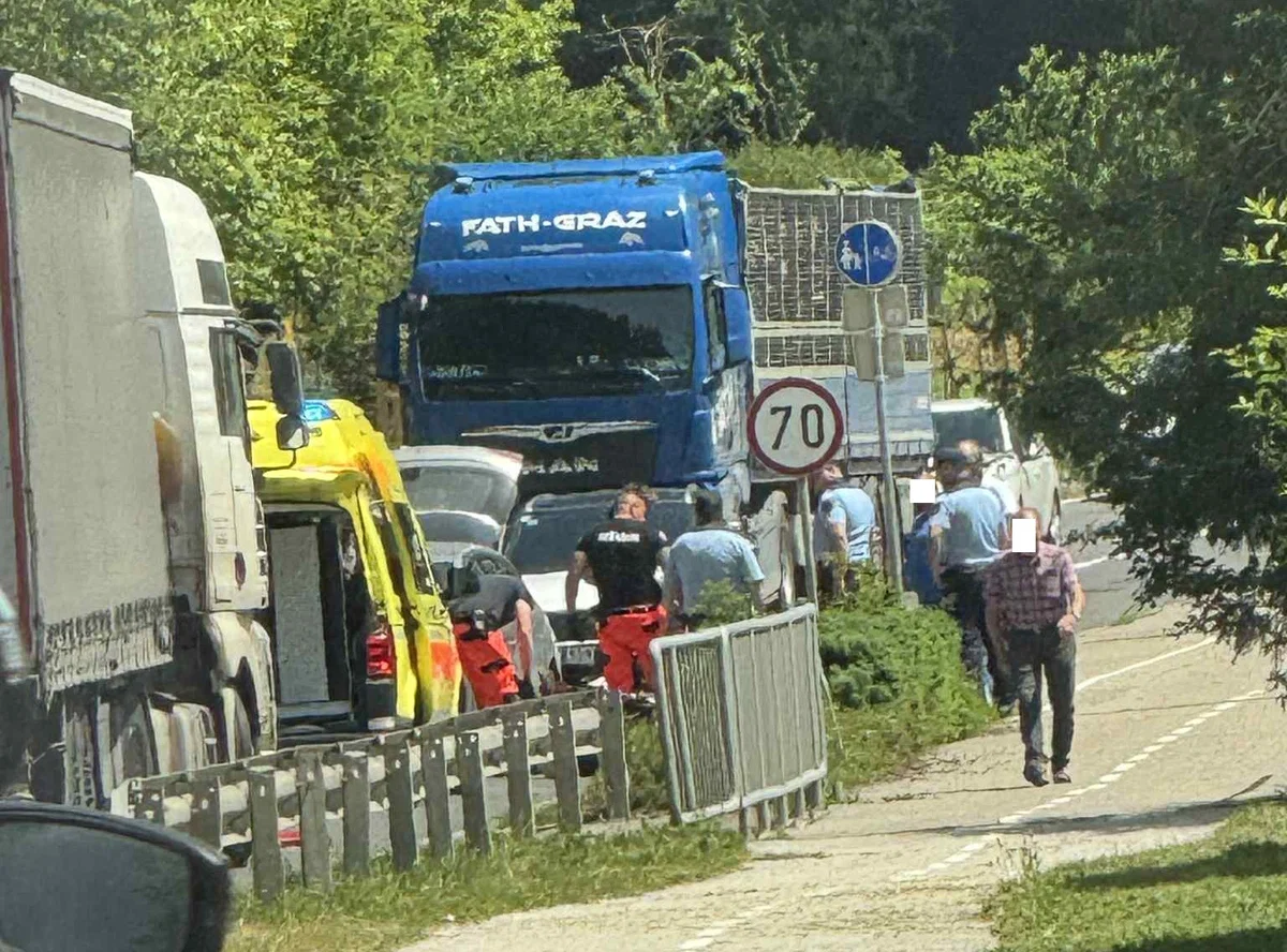 V Podvelki je prišlo do prometne nesreče, promet že sproščen