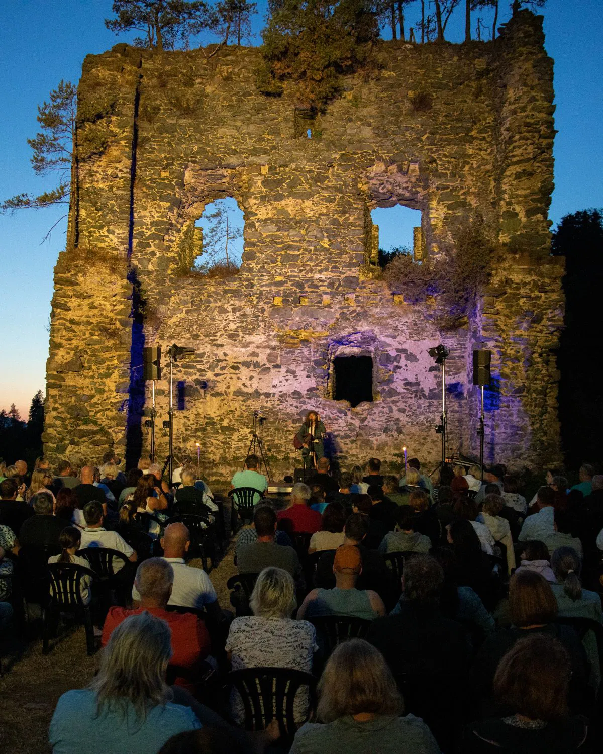 Kresna noč na Starem gradu: Večer pod zvezdami z Adijem Smolarjem privabil več kot 200 obiskovalcev