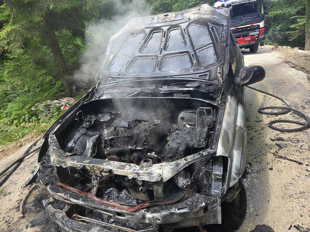 Na Naravskih ledinah gasilci pogasili goreče vozilo