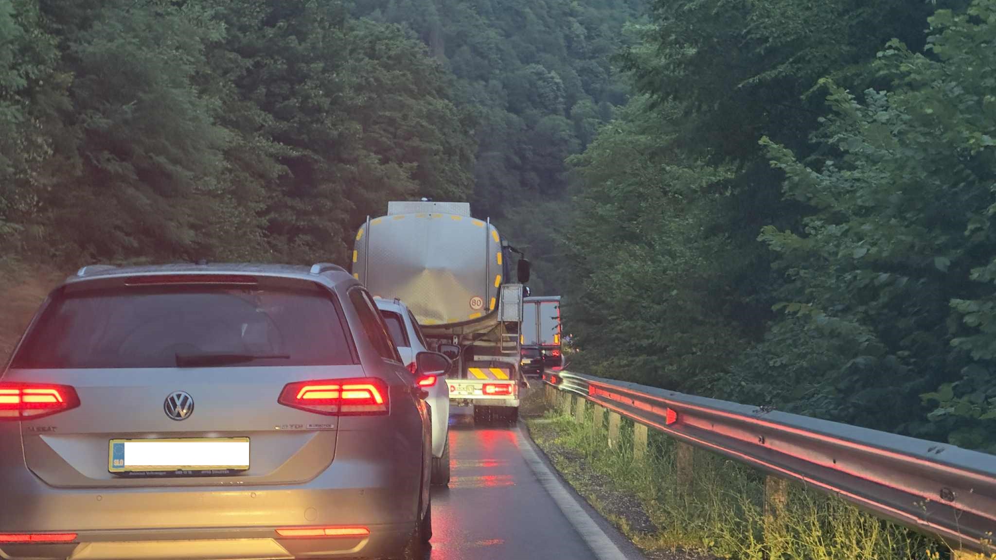 V prometni nesreči pri Sv. Boštjanu poškodovane štiri osebe, promet že poteka