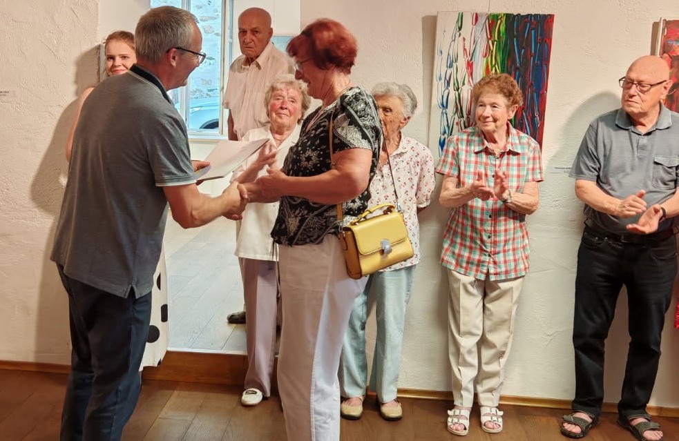 V Infopisarni Dravograd je do konca julija odprta Območna likovna razstava (FOTO)