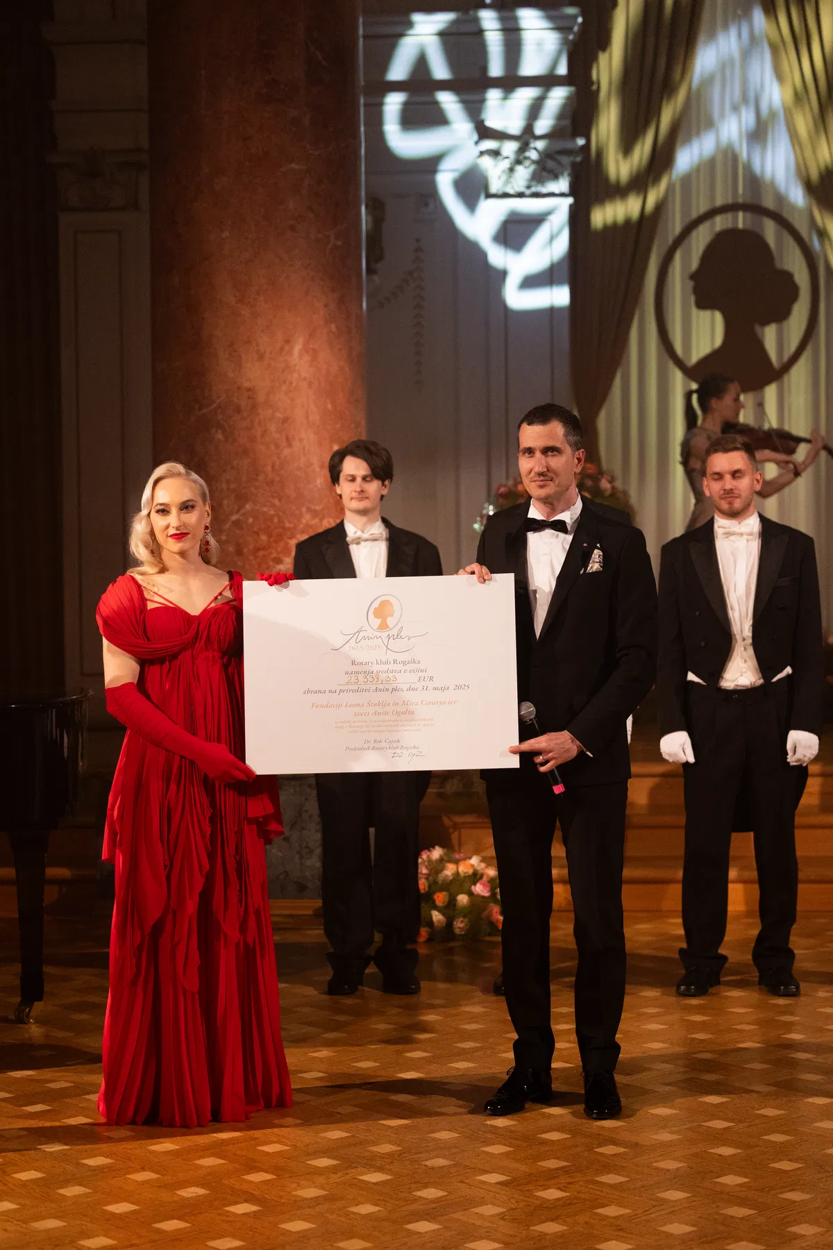 FOTO: Janja Garnbret, ambasadorka Botrstva v športu, prejela dobrodelni prispevek na Aninem plesu v Rogaški Slatini