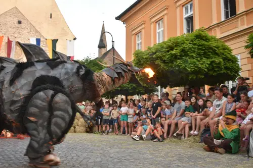 FOTO: Prvi dan Srednjeveškega preludija je ulice Slovenj Gradca oživil val obiskovalcev in dih jemajoča ognjena predstava, ki je poskrbela za pravo srednjeveško doživetje