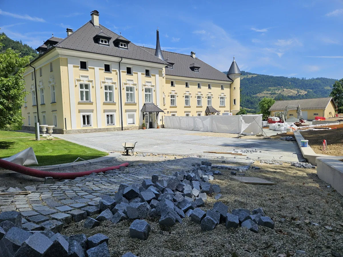 V Dvorcu Bukovje urejajo dvorišče