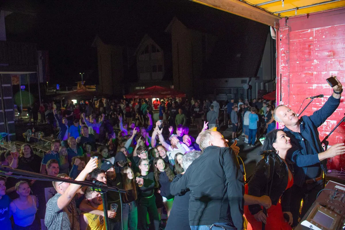 Gasilska veselica z Ansamblom Petra Finka poskrbela za dolgo poletno noč v Kotljah (FOTO)