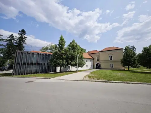 Na Ravnah bodo odprli regijsko likovno razstavo Gnoj je zlato