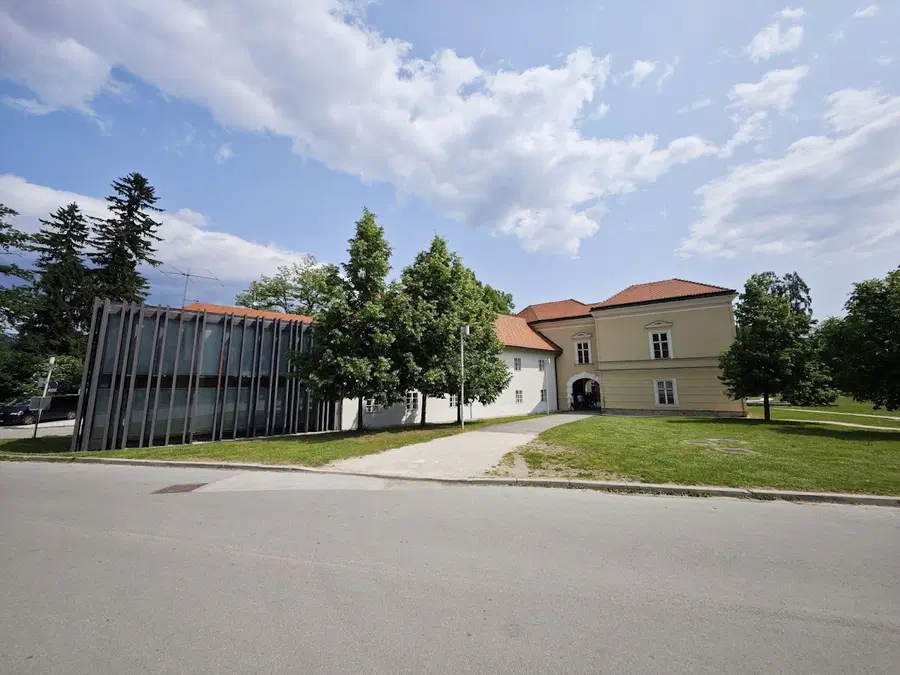 Na Ravnah bodo odprli regijsko likovno razstavo Gnoj je zlato