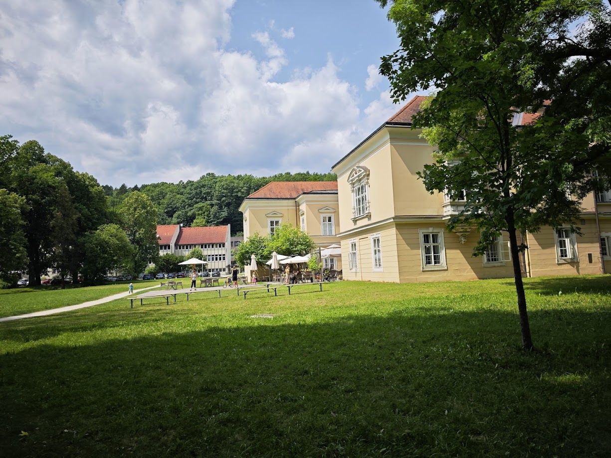 Jutri bo v Grajskem parku Ravne kino na prostem s filmom Sveta krava