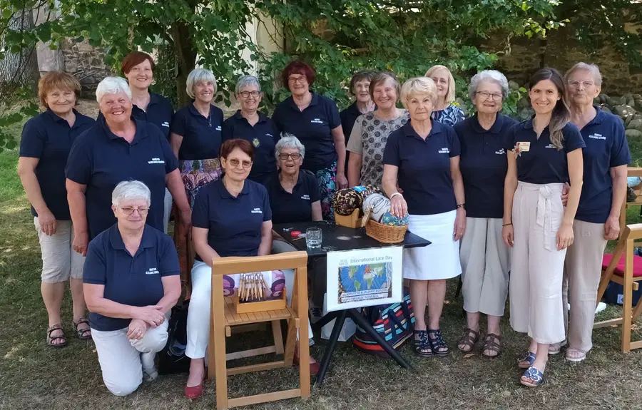 FOTO: Koroške klekljarice obeležile svetovni dan čipke v parku Bukovje