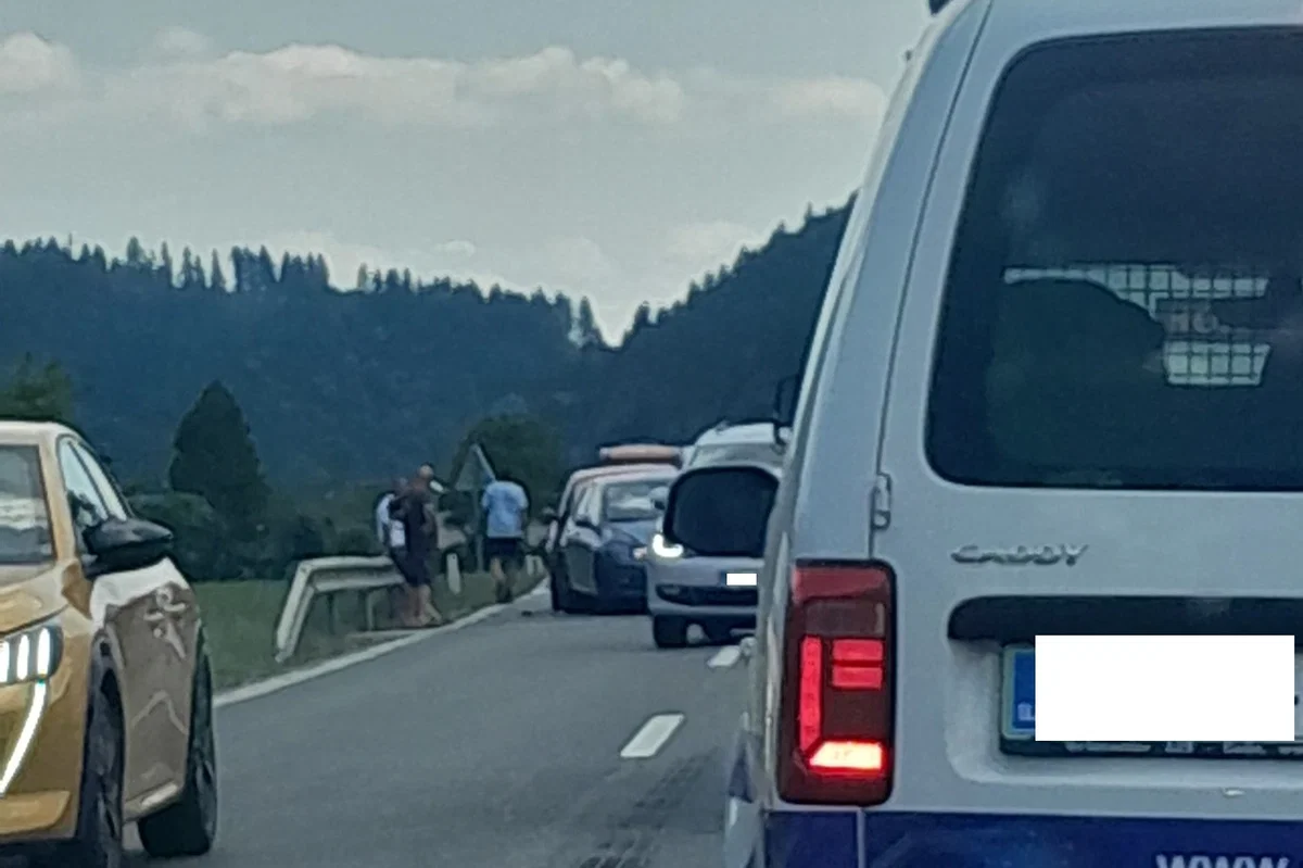 Previdno, v industrijski coni v Pamečah je prišlo do prometne nesreče