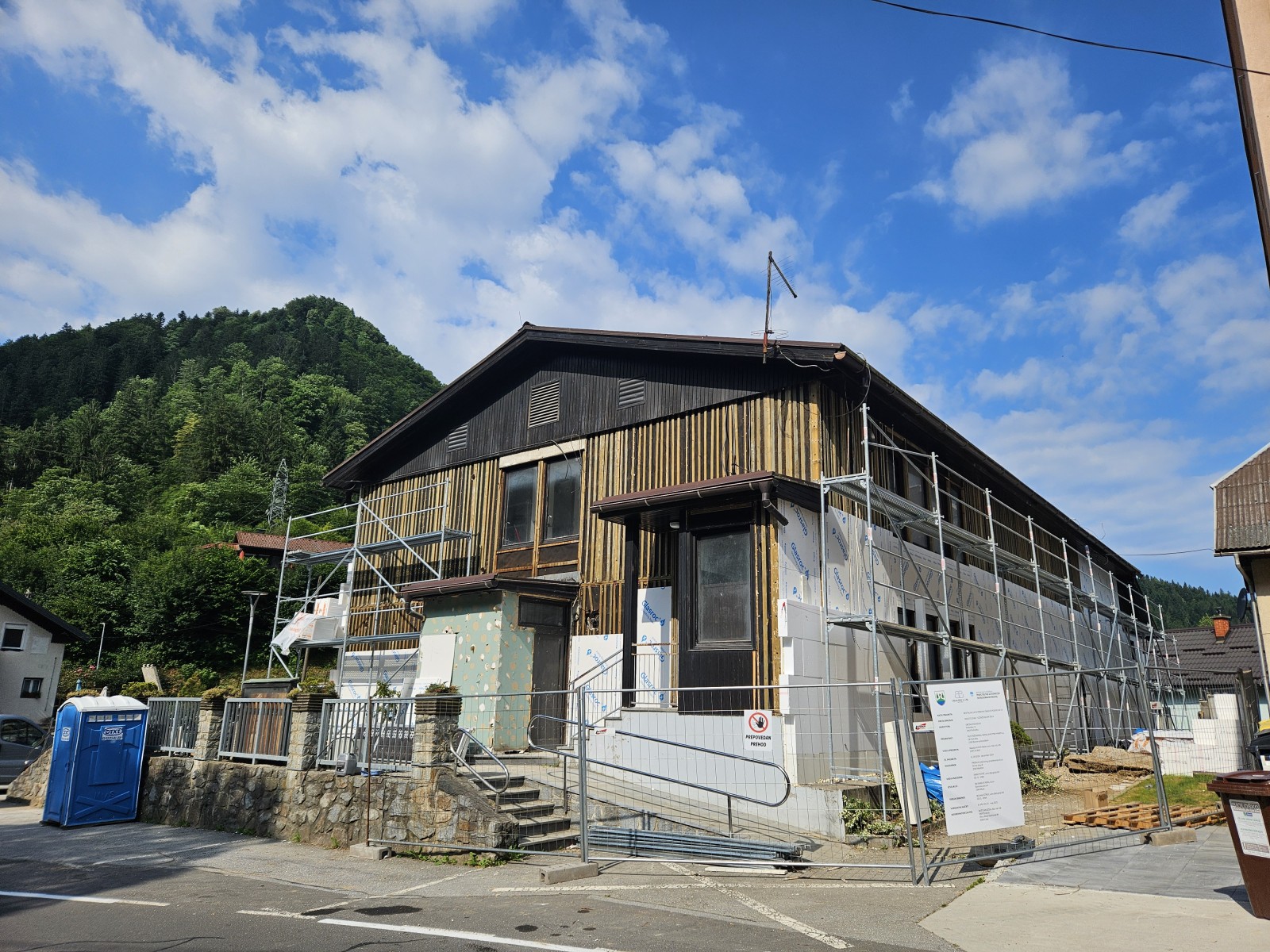 V Breznu odpirajo prizidek k športni dvorani, v Podvelki obnavljajo kulturni dom