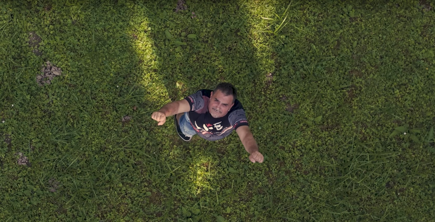 Dvigni glavo, pravi Fredi Miler v svoji novi poletni uspešnici (VIDEO)