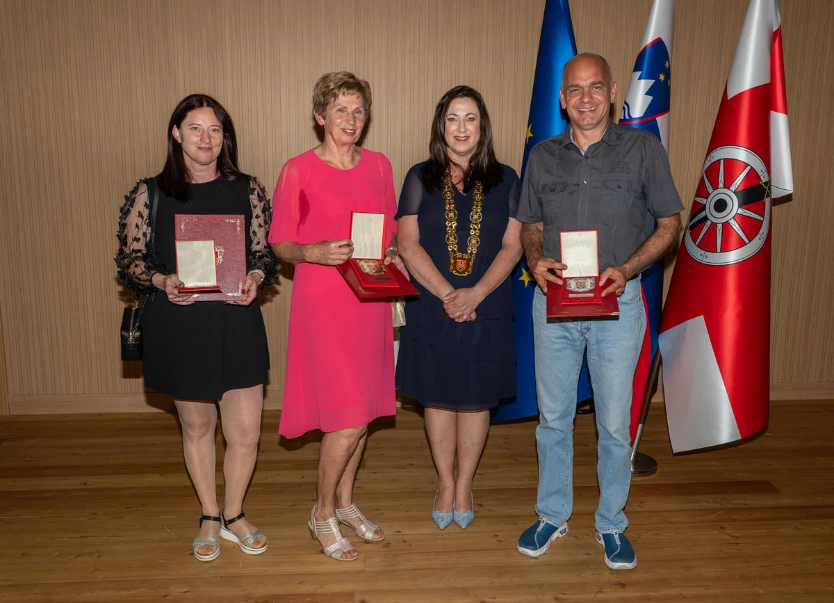 FOTO: Na svečani seji Občine Muta podelili priznanja: Zlati grb prejela Vlasta Senica