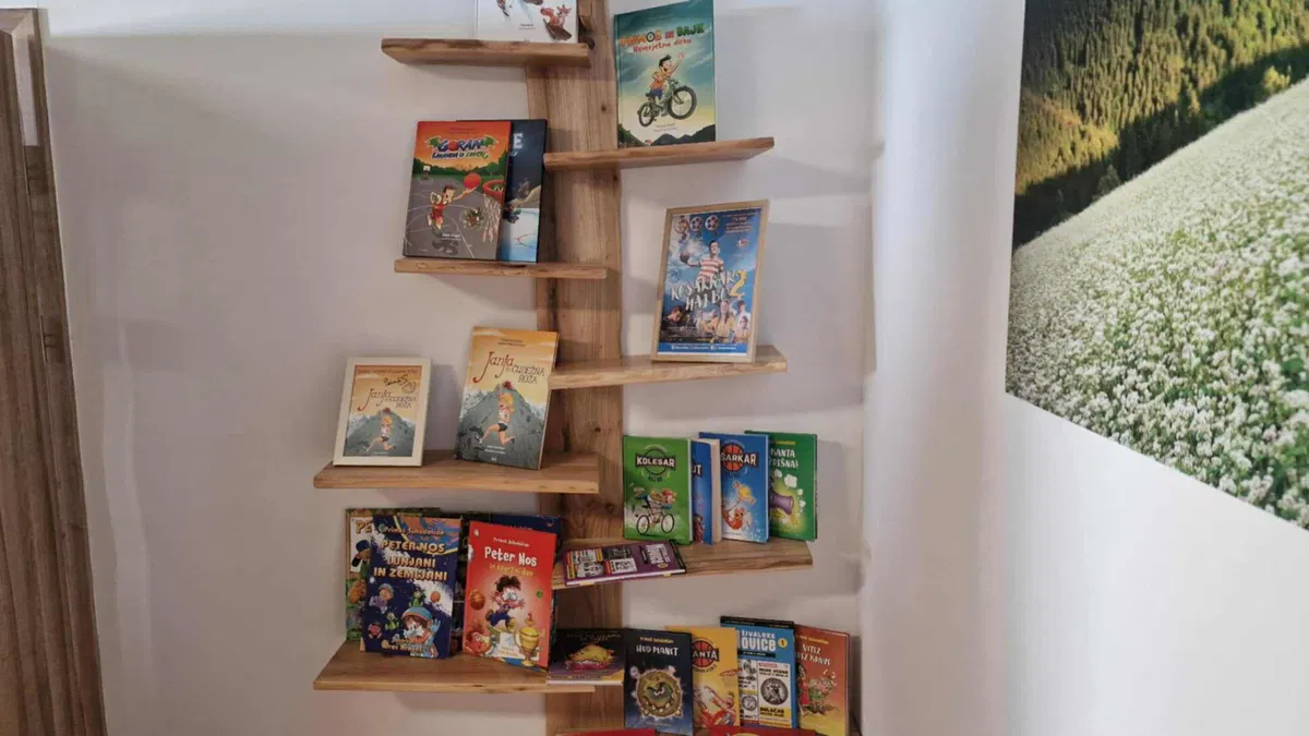 FOTO: Na Uršlji gori danes odprli najvišje ležečo knjižnico na Koroškem in prenovljen planinski dom