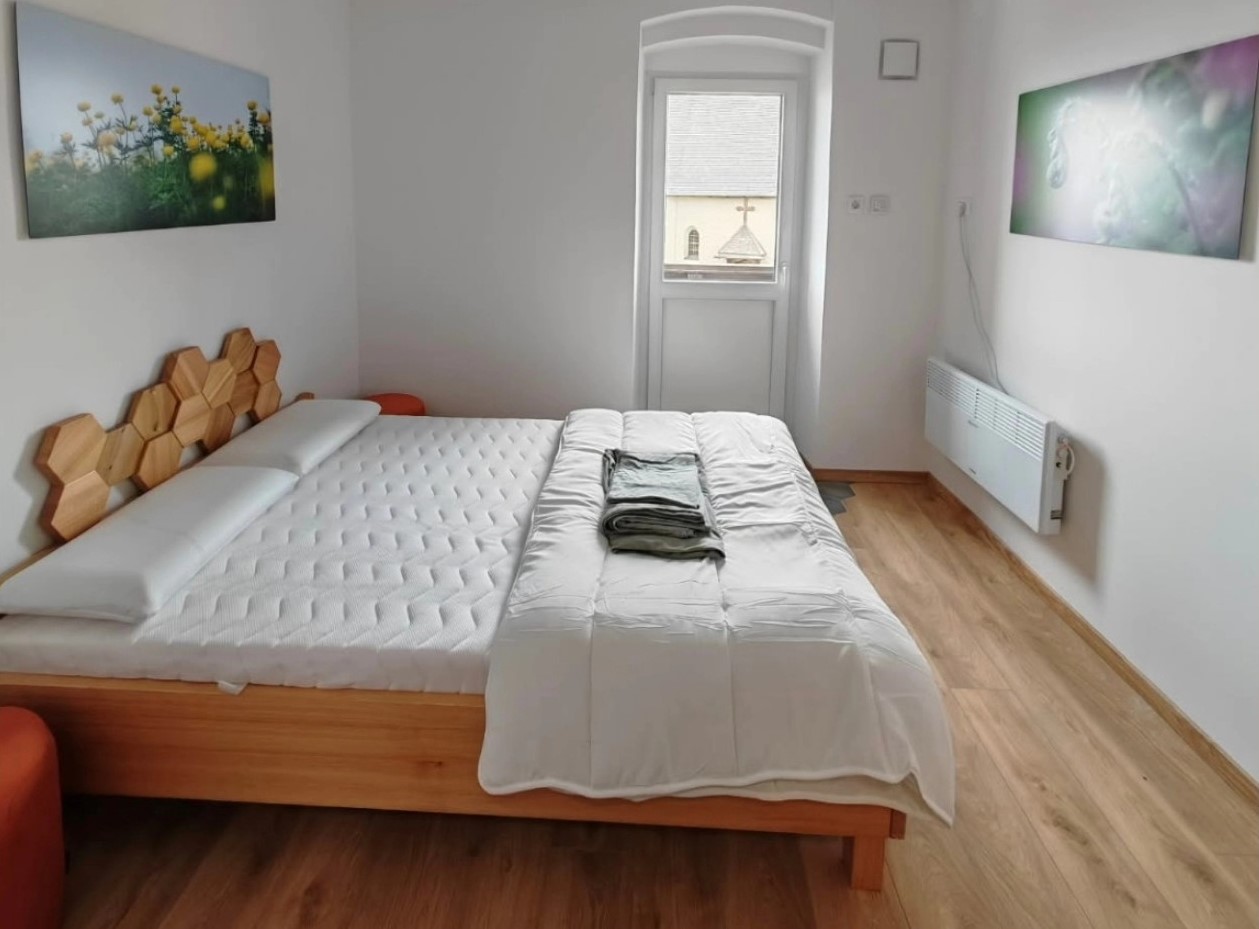 Dom na Uršlji gori s prenovljenimi sobami in po novem z izposojevališčem knjig