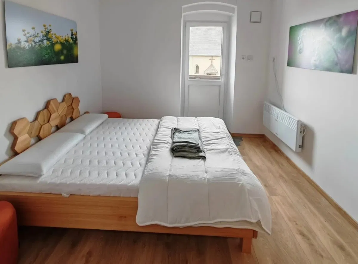 Dom na Uršlji gori s prenovljenimi sobami in po novem z izposojevališčem knjig