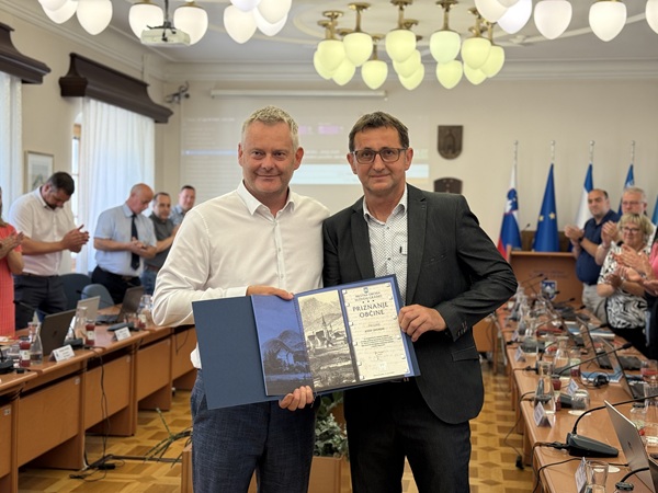Direktor Komunale Slovenj Gradec Jožef Dvorjak prejel občinsko priznanje ob upokojitvi