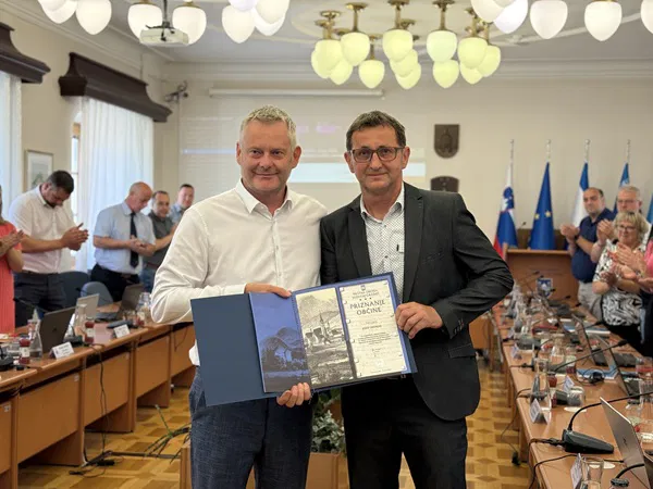 Direktor Komunale Slovenj Gradec Jožef Dvorjak prejel občinsko priznanje ob upokojitvi