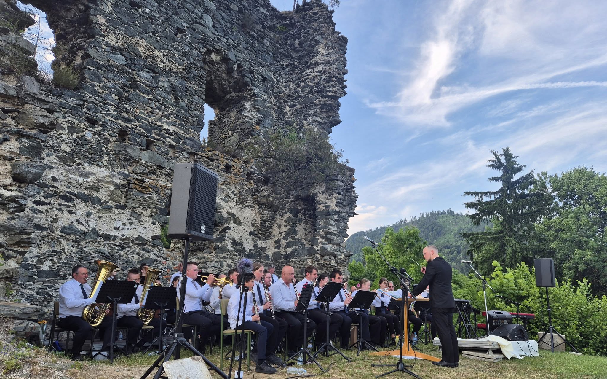 Grajski večer na Starem gradu z Godbo na pihala Ojstrica in Ditko napolnil srca obiskovalcev