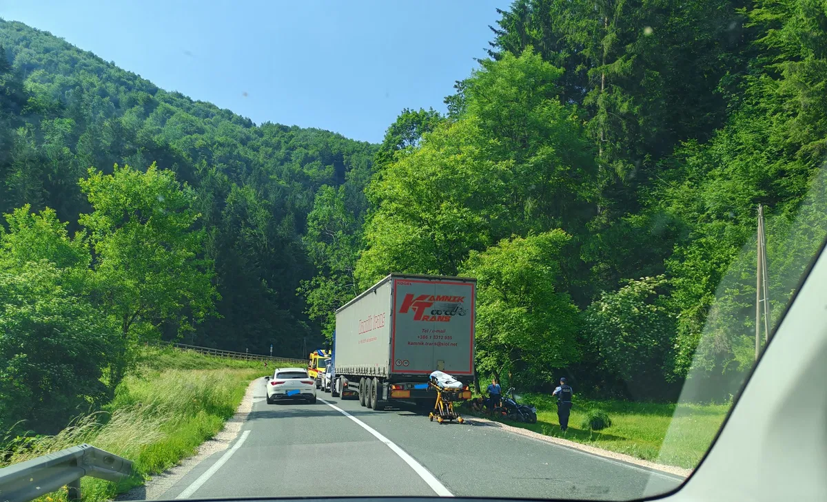 Previdno: Na relaciji Mislinja - Velenje se je pripetila prometna nesreča