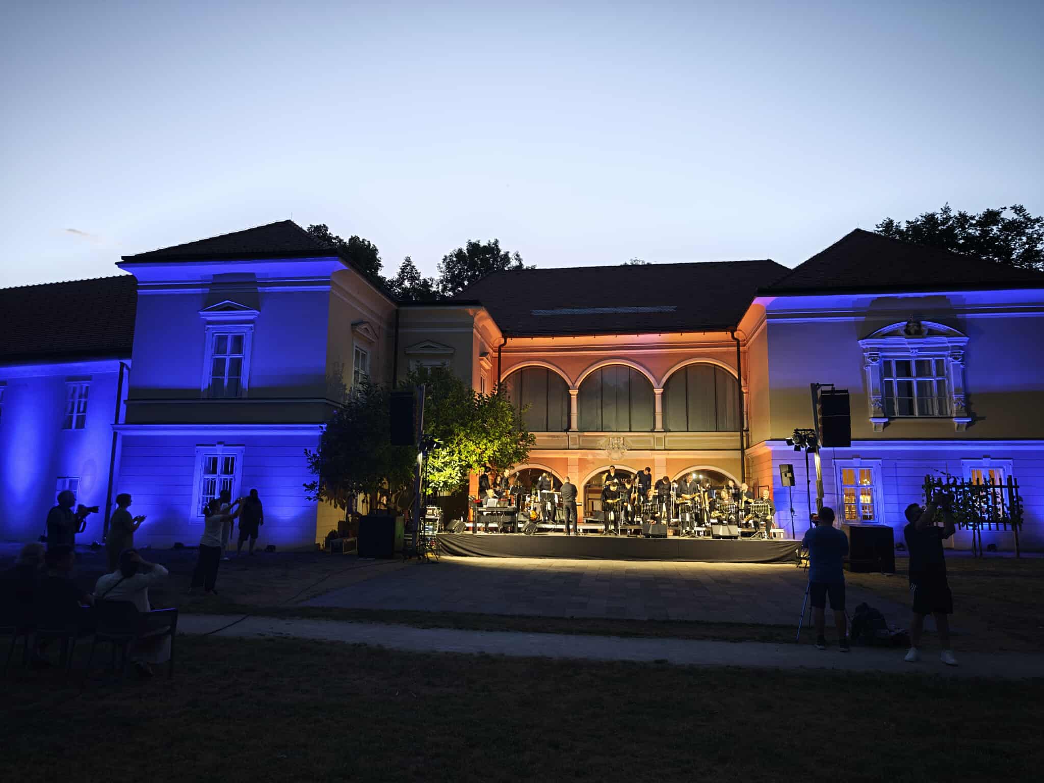 FOTO: Poletni večer pod zvezdami je pričaral glasbeno poslastico s Koroškim Big Bandom in Urošem Perićem