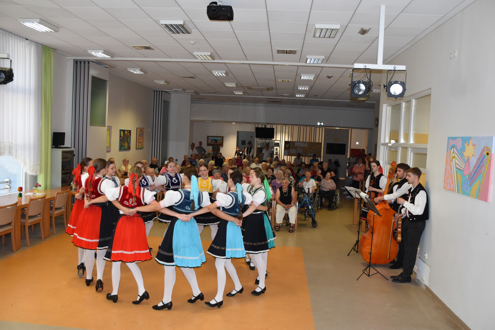 FOTO: Otroški Folkart na Koroškem: Mladi folklorniki obiskali domove starostnikov