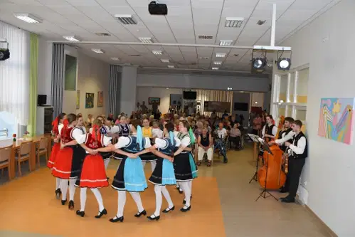 FOTO: Otroški Folkart na Koroškem: Mladi folklorniki obiskali domove starostnikov