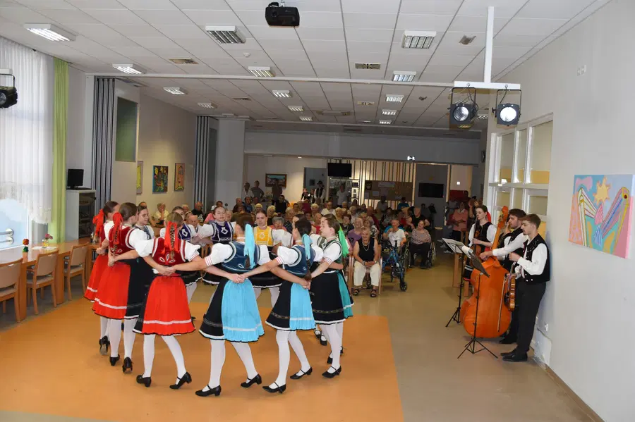 FOTO: Otroški Folkart na Koroškem: Mladi folklorniki obiskali domove starostnikov