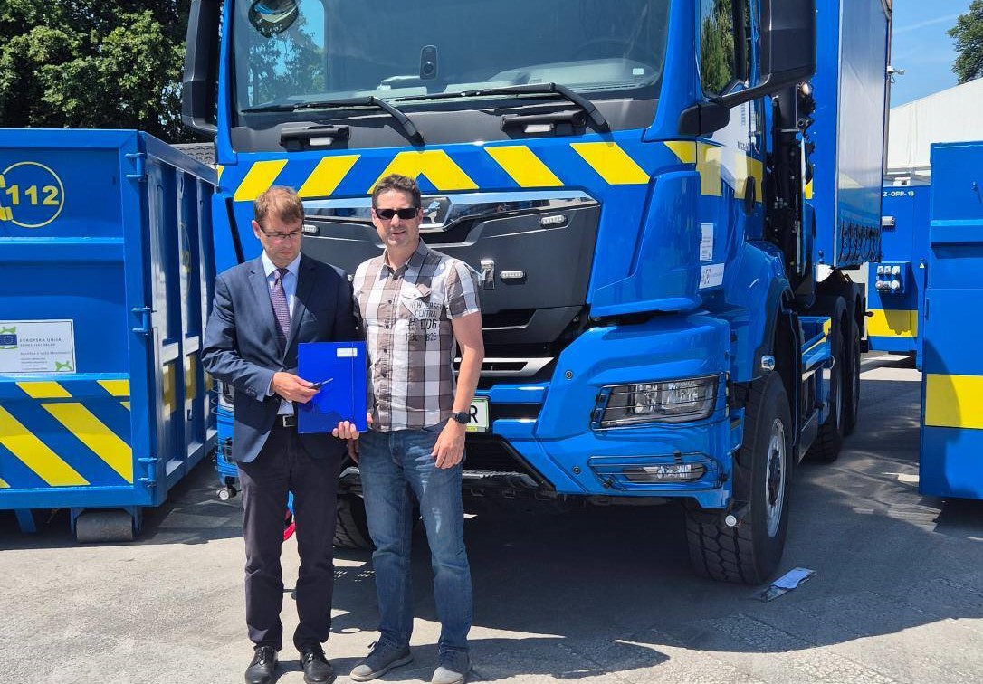 FOTO: Občina Ravne na Koroškem prevzela vozilo za boljšo odzivnost v podnebnih nesrečah