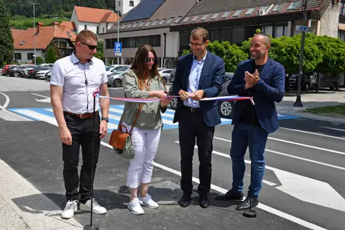 FOTO: Včeraj slovesno odprli prenovljeno in nadgrajeno križišče Tuš v centru Raven