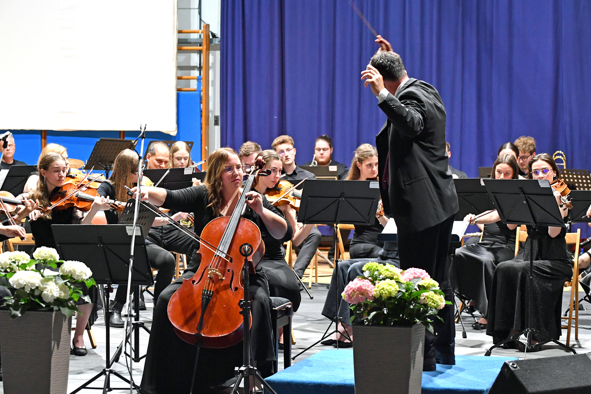 Koroški simfoniki poskrbeli za nepozabno Operno noč na Ravnah