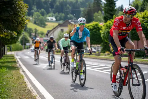 Neumorni kolesarji na 46. Kolesarskem maratonu okoli Pohorja poganjali kolesa tudi po Koroški (FOTO)